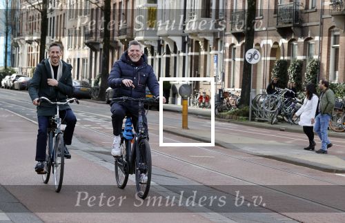 Amsterdam 20 februari 2021
Erwin Olaf met partner  op de fiets in Amsterdam zuid.