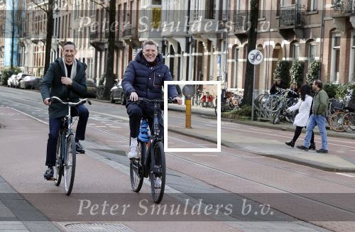 Amsterdam 20 februari 2021
Erwin Olaf met partner  op de fiets in Amsterdam zuid.