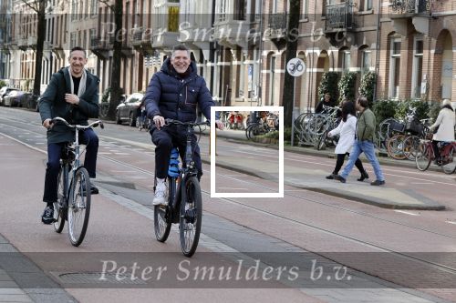 Amsterdam 20 februari 2021
Erwin Olaf met partner  op de fiets in Amsterdam zuid.