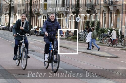 Amsterdam 20 februari 2021
Erwin Olaf met partner  op de fiets in Amsterdam zuid.