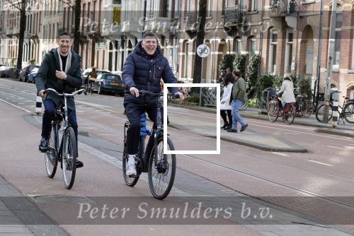 Amsterdam 20 februari 2021
Erwin Olaf met partner  op de fiets in Amsterdam zuid.