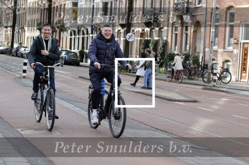 Amsterdam 20 februari 2021
Erwin Olaf met partner  op de fiets in Amsterdam zuid.
