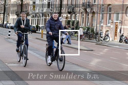 Amsterdam 20 februari 2021
Erwin Olaf met partner  op de fiets in Amsterdam zuid.