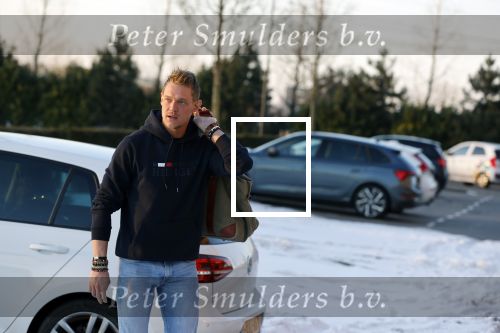 OOstzaan 12 februari 2021
Ferry Doedens en Levy v Wilgen checken samen in bij Hotel v d Valk . Levy rijdt in een dikke mercedes GT 63S AMG