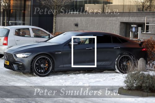 OOstzaan 12 februari 2021
Ferry Doedens en Levy v Wilgen checken samen in bij Hotel v d Valk . Levy rijdt in een dikke mercedes GT 63S AMG