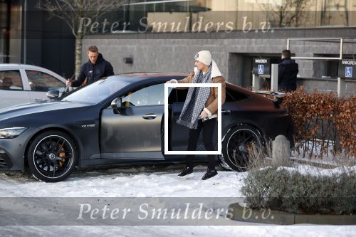 OOstzaan 12 februari 2021
Ferry Doedens en Levy v Wilgen checken samen in bij Hotel v d Valk . Levy rijdt in een dikke mercedes GT 63S AMG
