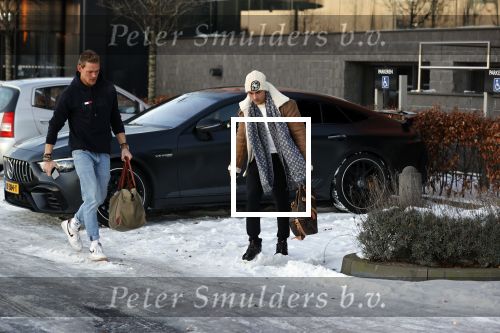 OOstzaan 12 februari 2021
Ferry Doedens en Levy v Wilgen checken samen in bij Hotel v d Valk . Levy rijdt in een dikke mercedes GT 63S AMG