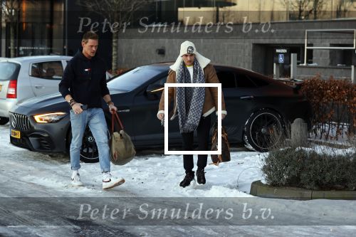 OOstzaan 12 februari 2021
Ferry Doedens en Levy v Wilgen checken samen in bij Hotel v d Valk . Levy rijdt in een dikke mercedes GT 63S AMG