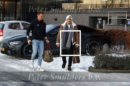OOstzaan 12 februari 2021
Ferry Doedens en Levy v Wilgen checken samen in bij Hotel v d Valk . Levy rijdt in een dikke mercedes GT 63S AMG
