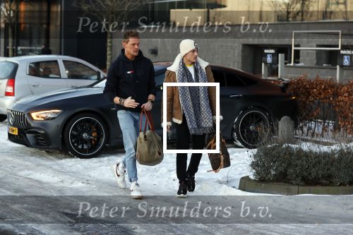 OOstzaan 12 februari 2021
Ferry Doedens en Levy v Wilgen checken samen in bij Hotel v d Valk . Levy rijdt in een dikke mercedes GT 63S AMG