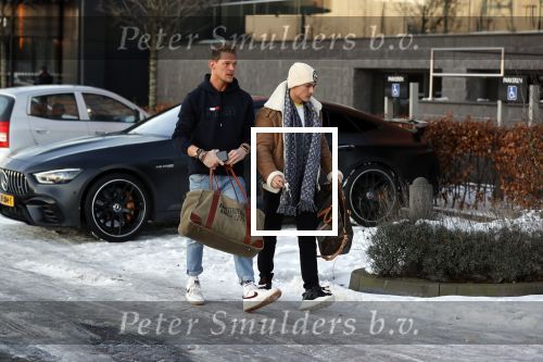 OOstzaan 12 februari 2021
Ferry Doedens en Levy v Wilgen checken samen in bij Hotel v d Valk . Levy rijdt in een dikke mercedes GT 63S AMG
