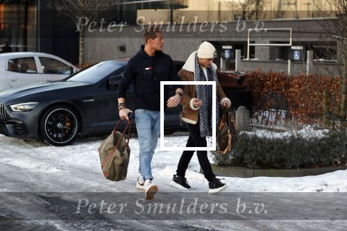 OOstzaan 12 februari 2021
Ferry Doedens en Levy v Wilgen checken samen in bij Hotel v d Valk . Levy rijdt in een dikke mercedes GT 63S AMG