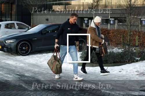 OOstzaan 12 februari 2021
Ferry Doedens en Levy v Wilgen checken samen in bij Hotel v d Valk . Levy rijdt in een dikke mercedes GT 63S AMG