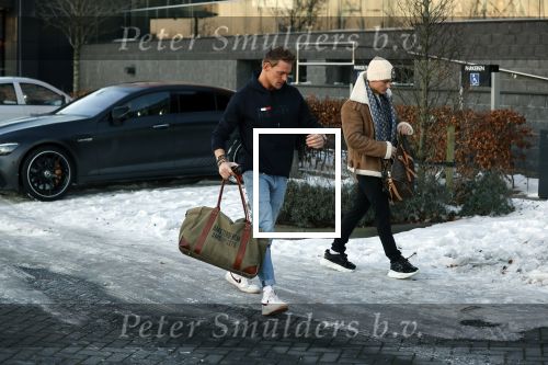 OOstzaan 12 februari 2021
Ferry Doedens en Levy v Wilgen checken samen in bij Hotel v d Valk . Levy rijdt in een dikke mercedes GT 63S AMG