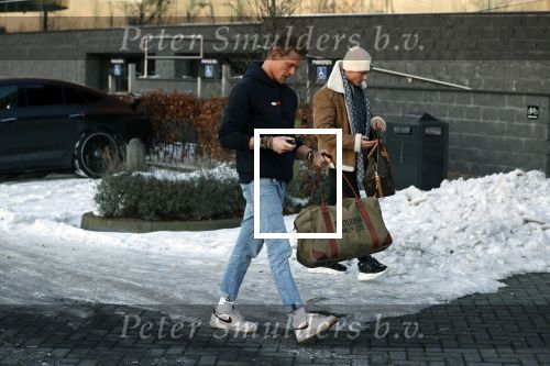 OOstzaan 12 februari 2021
Ferry Doedens en Levy v Wilgen checken samen in bij Hotel v d Valk . Levy rijdt in een dikke mercedes GT 63S AMG