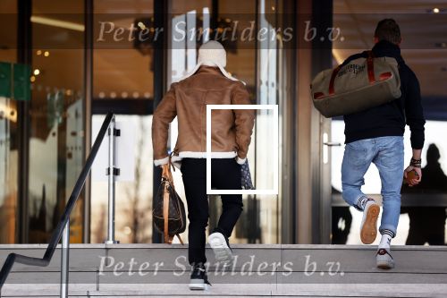 OOstzaan 12 februari 2021
Ferry Doedens en Levy v Wilgen checken samen in bij Hotel v d Valk . Levy rijdt in een dikke mercedes GT 63S AMG