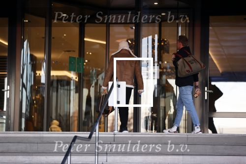 OOstzaan 12 februari 2021
Ferry Doedens en Levy v Wilgen checken samen in bij Hotel v d Valk . Levy rijdt in een dikke mercedes GT 63S AMG