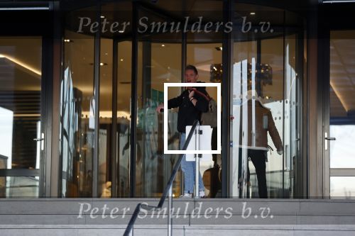 OOstzaan 12 februari 2021
Ferry Doedens en Levy v Wilgen checken samen in bij Hotel v d Valk . Levy rijdt in een dikke mercedes GT 63S AMG