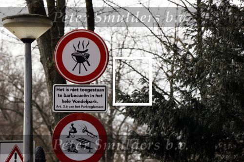 Amsterdam 21 februari 2021
Geert Wilders met zijn beveiliging in het vondelpark bij VondelCS