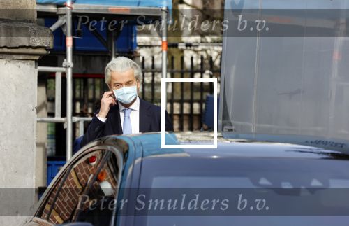 Amsterdam 21 februari 2021
Geert Wilders met zijn beveiliging in het vondelpark bij VondelCS