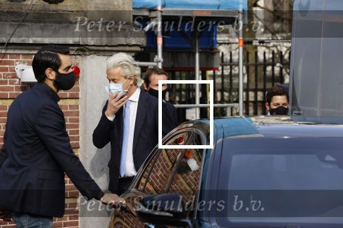 Amsterdam 21 februari 2021
Geert Wilders met zijn beveiliging in het vondelpark bij VondelCS