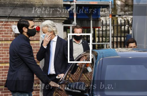 Amsterdam 21 februari 2021
Geert Wilders met zijn beveiliging in het vondelpark bij VondelCS