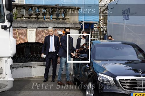 Amsterdam 21 februari 2021
Geert Wilders met zijn beveiliging in het vondelpark bij VondelCS