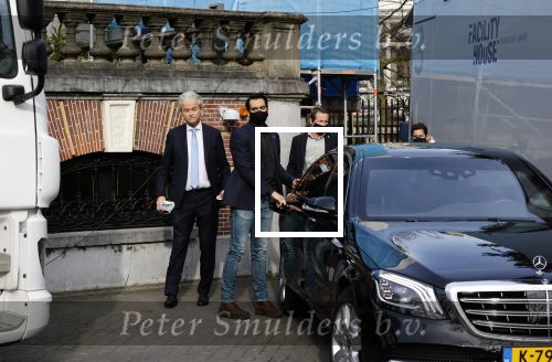 Amsterdam 21 februari 2021
Geert Wilders met zijn beveiliging in het vondelpark bij VondelCS