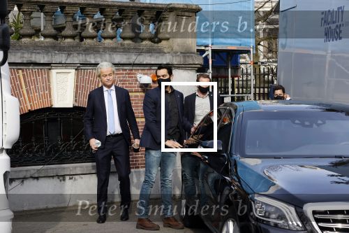 Amsterdam 21 februari 2021
Geert Wilders met zijn beveiliging in het vondelpark bij VondelCS