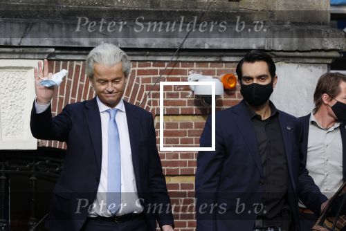 Amsterdam 21 februari 2021
Geert Wilders met zijn beveiliging in het vondelpark bij VondelCS