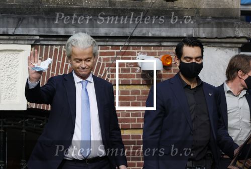 Amsterdam 21 februari 2021
Geert Wilders met zijn beveiliging in het vondelpark bij VondelCS