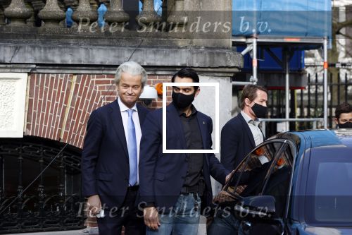 Amsterdam 21 februari 2021
Geert Wilders met zijn beveiliging in het vondelpark bij VondelCS