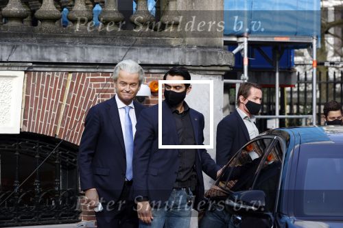 Amsterdam 21 februari 2021
Geert Wilders met zijn beveiliging in het vondelpark bij VondelCS