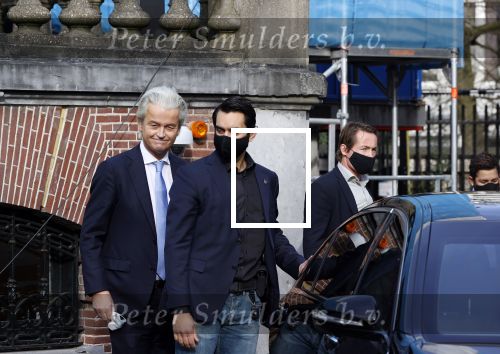 Amsterdam 21 februari 2021
Geert Wilders met zijn beveiliging in het vondelpark bij VondelCS