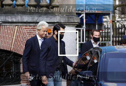 Amsterdam 21 februari 2021
Geert Wilders met zijn beveiliging in het vondelpark bij VondelCS