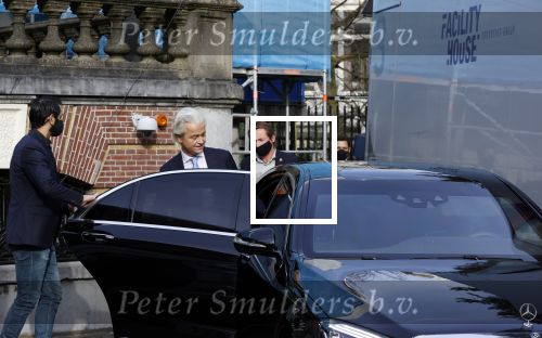 Amsterdam 21 februari 2021
Geert Wilders met zijn beveiliging in het vondelpark bij VondelCS
