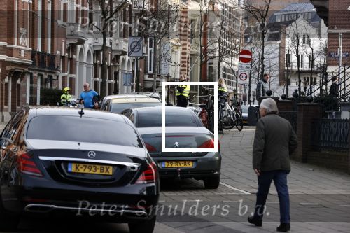 Amsterdam 21 februari 2021
Geert Wilders met zijn beveiliging in het vondelpark bij VondelCS