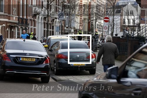Amsterdam 21 februari 2021
Geert Wilders met zijn beveiliging in het vondelpark bij VondelCS