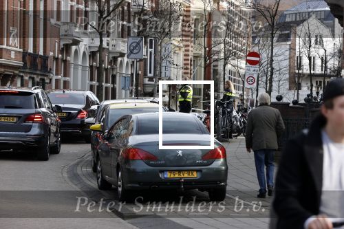 Amsterdam 21 februari 2021
Geert Wilders met zijn beveiliging in het vondelpark bij VondelCS
