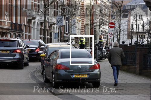 Amsterdam 21 februari 2021
Geert Wilders met zijn beveiliging in het vondelpark bij VondelCS