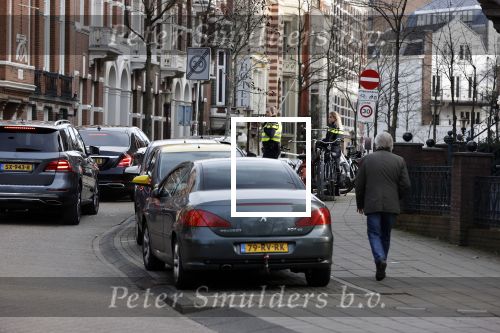 Amsterdam 21 februari 2021
Geert Wilders met zijn beveiliging in het vondelpark bij VondelCS