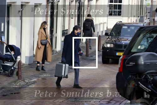 Amsterdam 16 februari 2021
Gerard Spong in zijn Rolls Royce en wandelend op straat met mondkapje.
