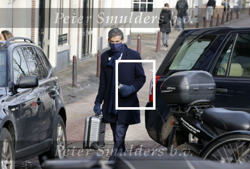 Amsterdam 16 februari 2021
Gerard Spong in zijn Rolls Royce en wandelend op straat met mondkapje.