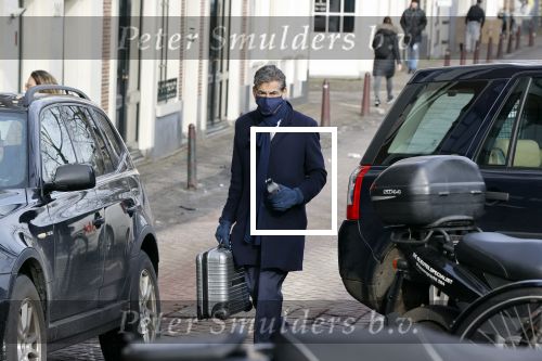 Amsterdam 16 februari 2021
Gerard Spong in zijn Rolls Royce en wandelend op straat met mondkapje.