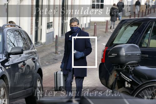 Amsterdam 16 februari 2021
Gerard Spong in zijn Rolls Royce en wandelend op straat met mondkapje.