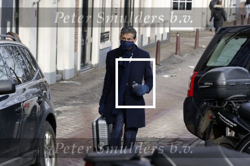 Amsterdam 16 februari 2021
Gerard Spong in zijn Rolls Royce en wandelend op straat met mondkapje.
