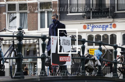 Amsterdam 16 februari 2021
Gerard Spong in zijn Rolls Royce en wandelend op straat met mondkapje.