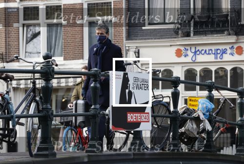 Amsterdam 16 februari 2021
Gerard Spong in zijn Rolls Royce en wandelend op straat met mondkapje.