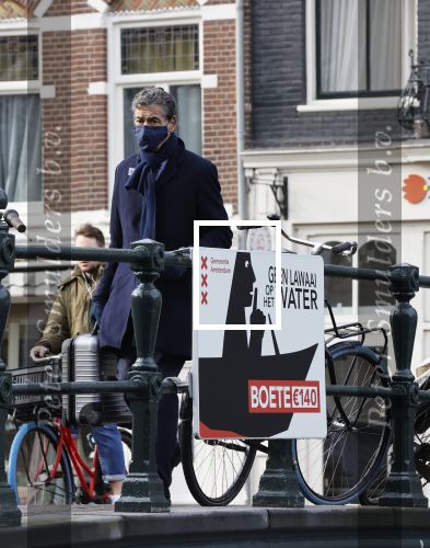 Amsterdam 16 februari 2021
Gerard Spong in zijn Rolls Royce en wandelend op straat met mondkapje.
