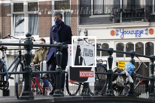 Amsterdam 16 februari 2021
Gerard Spong in zijn Rolls Royce en wandelend op straat met mondkapje.